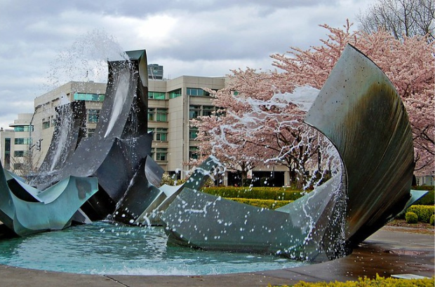 large fountain from Oregon State capital with cherry blossoms behind
