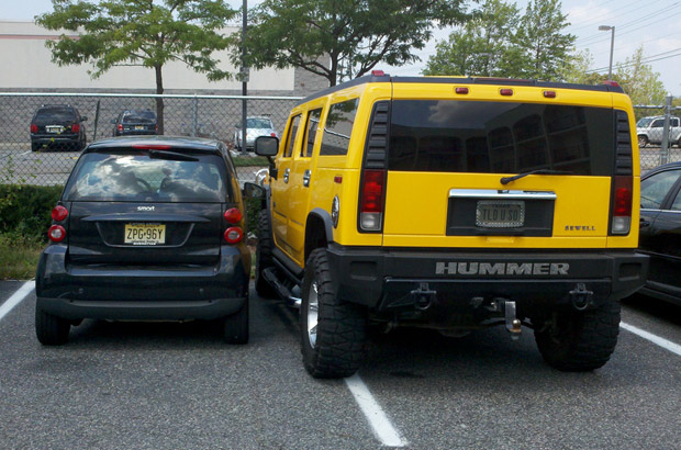 Hummer parked next to SmartCar and encroaching into its space